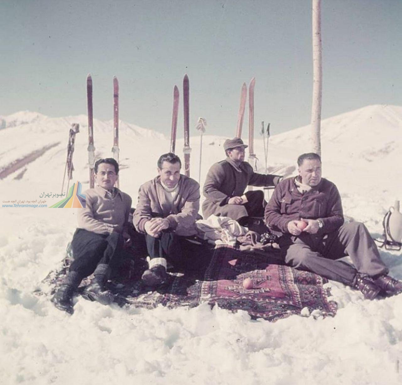 عکس یادگاری در پیست اسکی آبعلی سال ۱۳۳۵ | تصویر تهران | تهران ایمیج